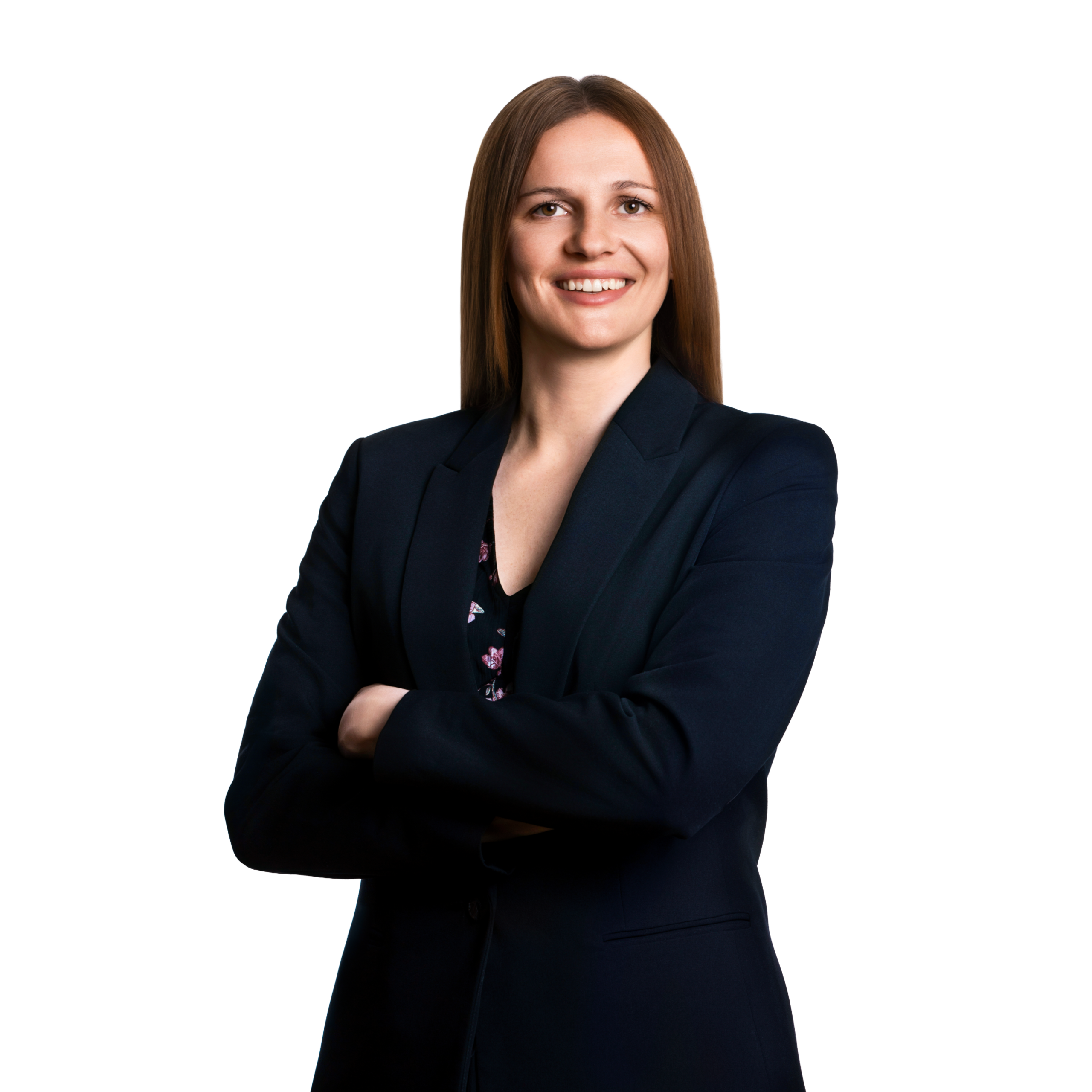 Portraitbild von Leonie Römer, Office Managerin bei Kemény Boehme Consultants, die mit verschränkten Armen in die Kamera blickt.