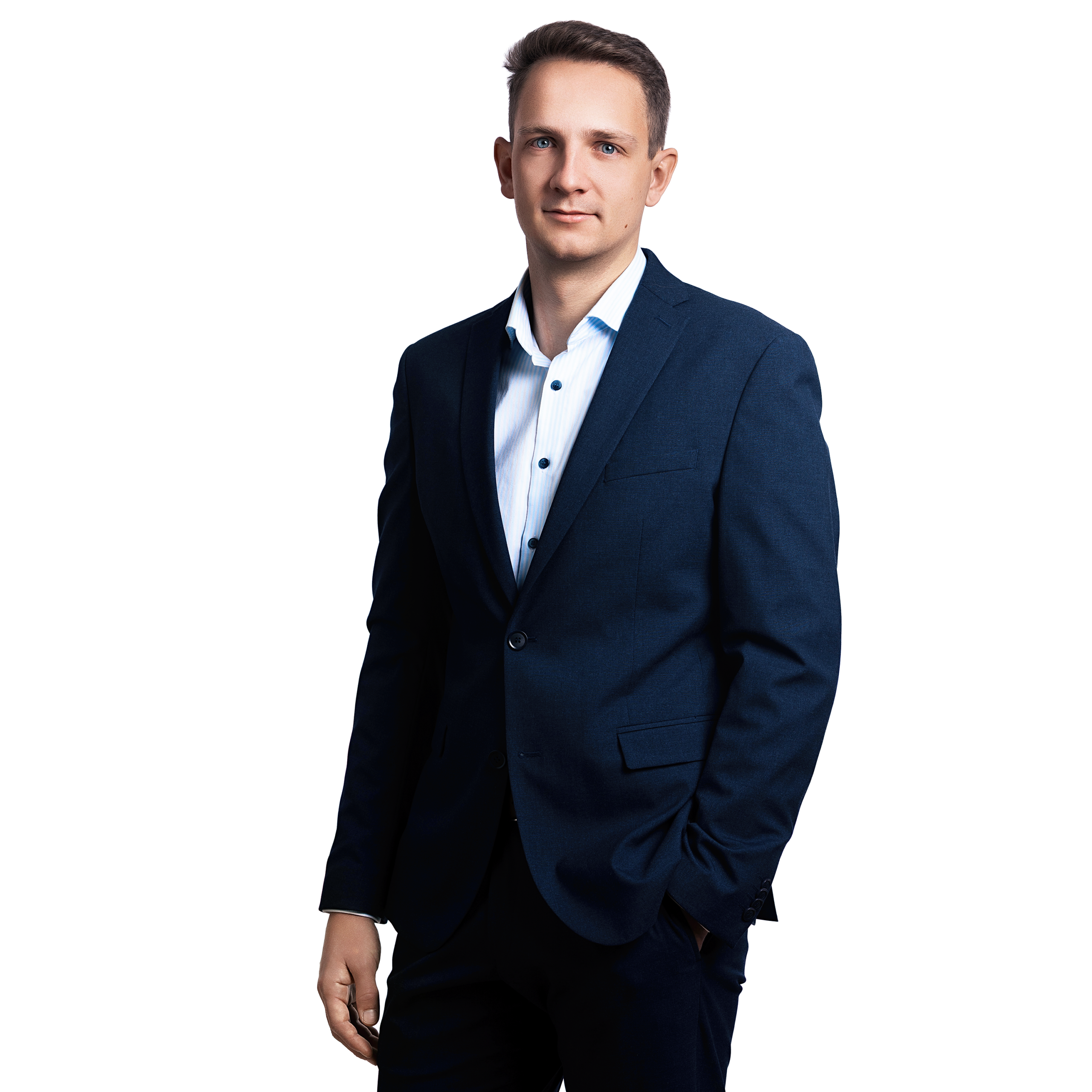 Portraitbild von Tamino Gaub, Consultant bei Kemény Boehme Consultants, der mit einer Hand in der Hosentasche in die Kamera blickt.